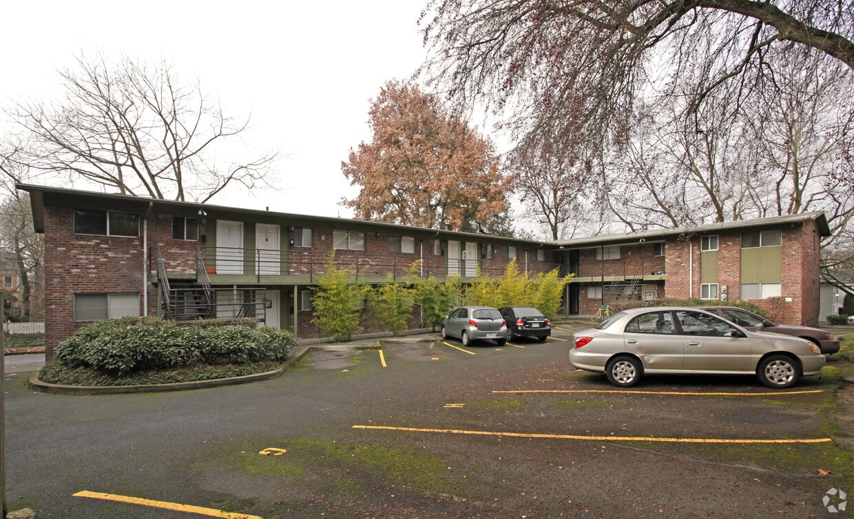 Primary Photo - 1800 Stark Apartments