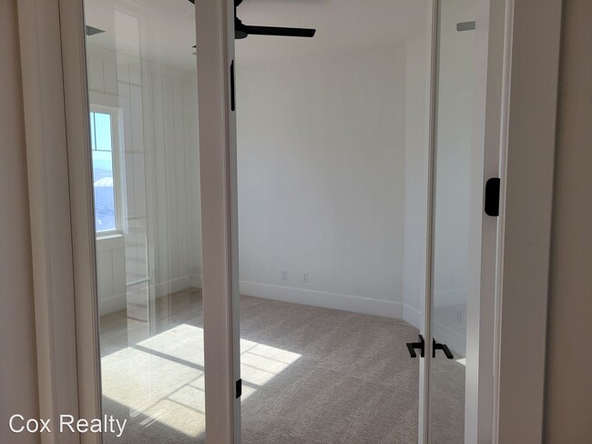Building Photo - 5 br, 4 bath House - 927 E 4155 S