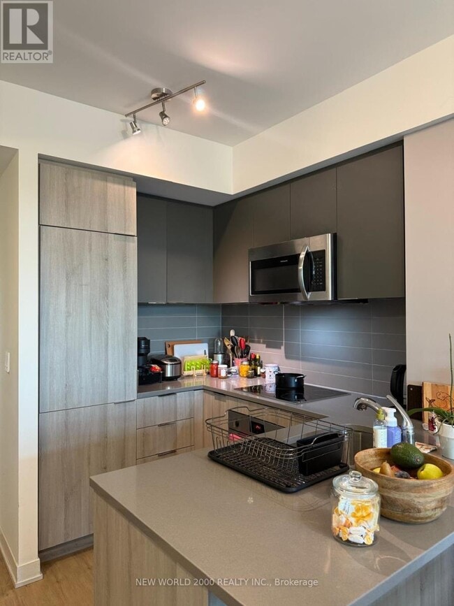 Photo du bâtiment - 223 St Clair Ave W