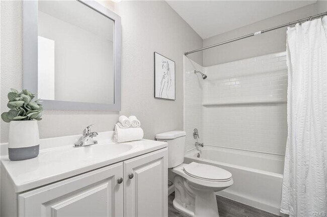 Foto del edificio - Clean & updated 2 bed/2 bath condo availab...