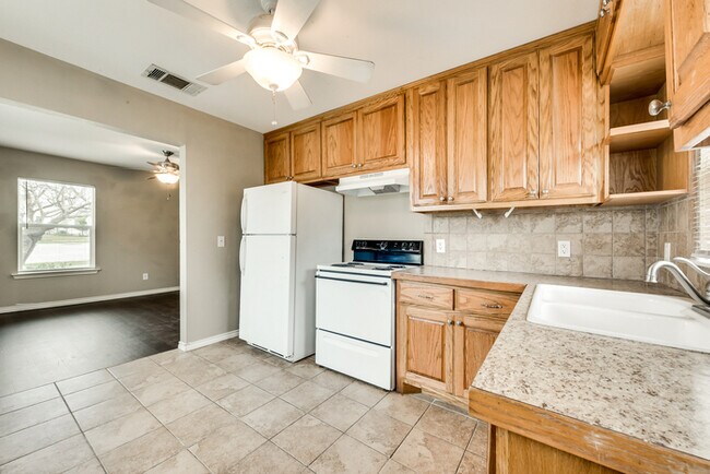 Building Photo - 701 Cedar Dr