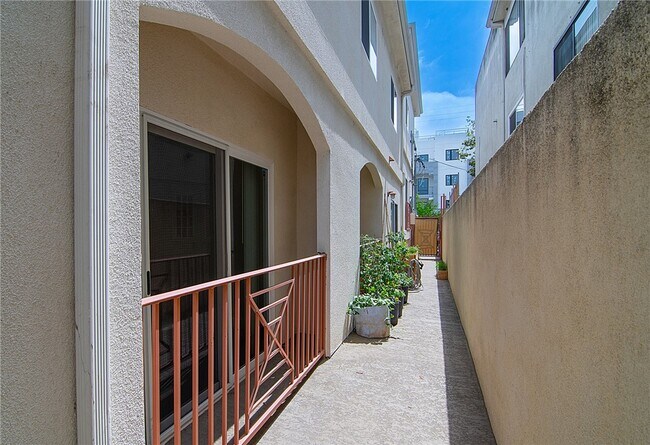 Building Photo - 5335 Cartwright Ave