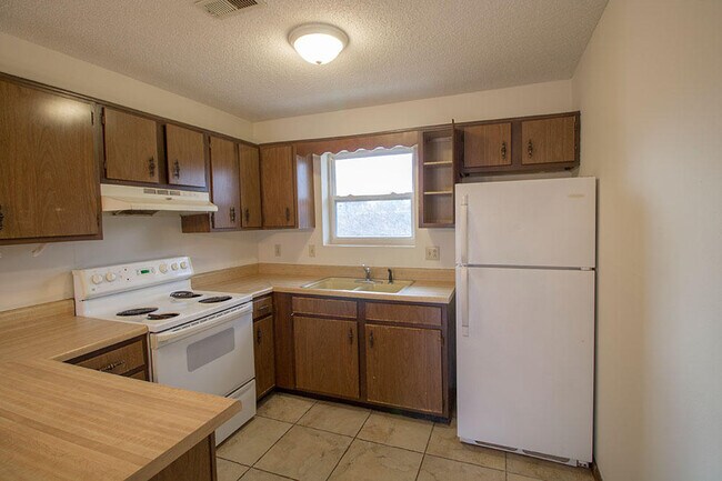 Building Photo - 1600 Parkside Dr