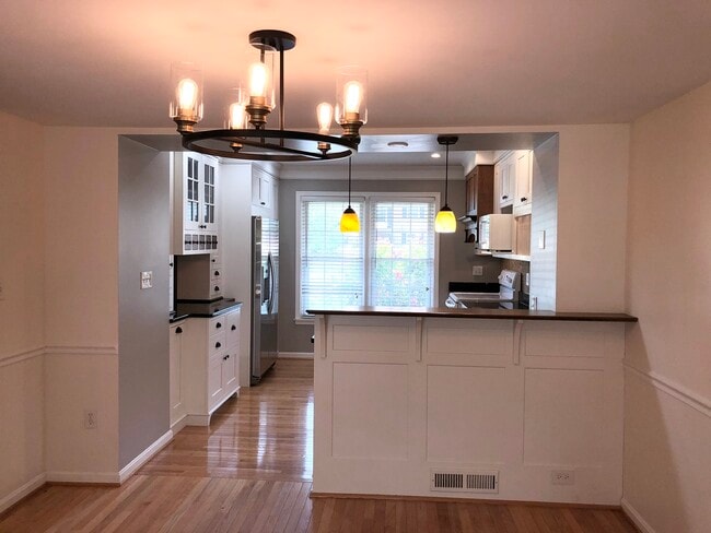 Building Photo - 10 Donagh Ct