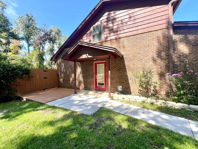Building Photo - Spacious townhouse off Blairstone Road