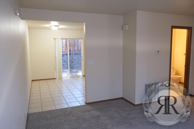 Building Photo - 2 Bedroom, 1 1/2 Bath Townhouse
