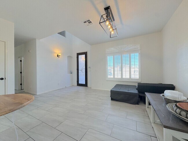 Building Photo - East El Paso 4 Bed 2.5 Bath Refrig A/C