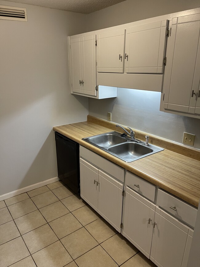 Building Photo - 212 Apache Dr