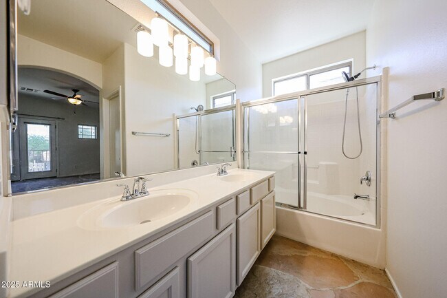 Foto del edificio - 4112 E Barwick Dr