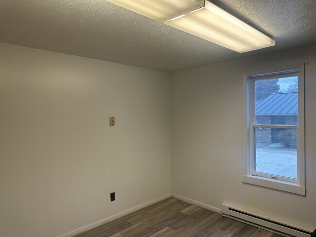 Building Photo - 483 A West Perry Street