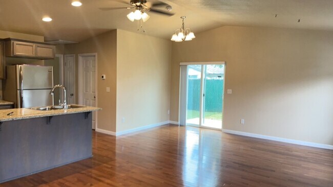 Foto del edificio - Open Floor plan 2 Bed 2 Bath Close to Down...
