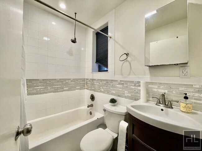 Foto del edificio - NO FEE Two bedroom in Prime Location on Di...