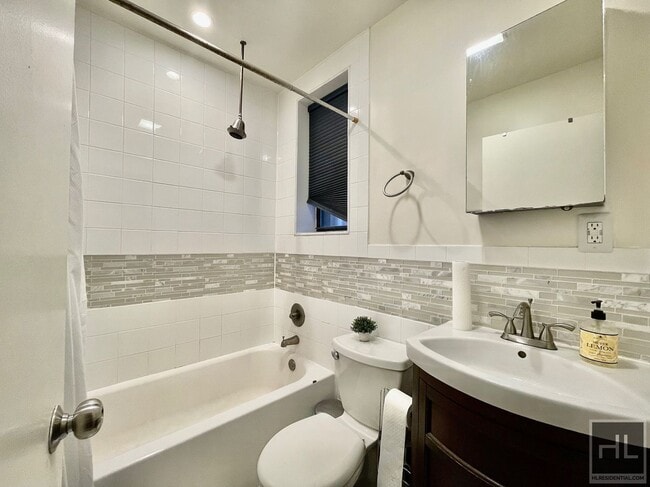 Building Photo - NO FEE Two bedroom in Prime Location on Di...