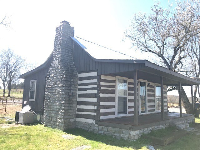 Building Photo - AVAILABLE FEBRUARY 1ST. 2 bedroom 1 bath l...