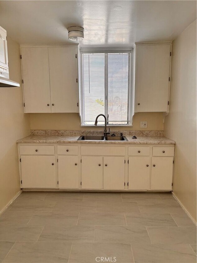 Foto principal - 3672 S Western Ave