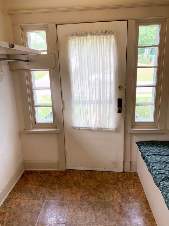 Building Photo - AVAILABLE JULY - Beautiful 3 Bed 2 Bath Ho...