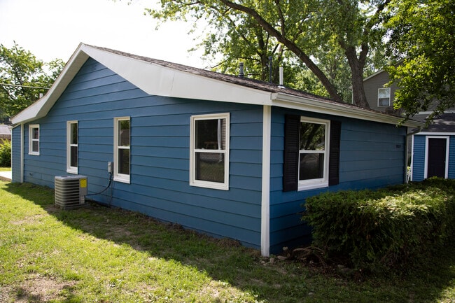 Building Photo - 9024 Garfield Dr
