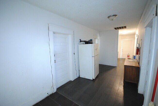 Building Photo - Rooms Available For Rent