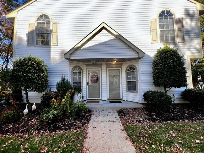 Building Photo - Beautiful 2-Bedroom End Unit Townhome in O...