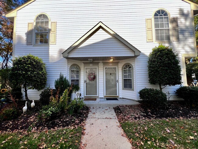 Foto del edificio - Beautiful 2-Bedroom End Unit Townhome in O...