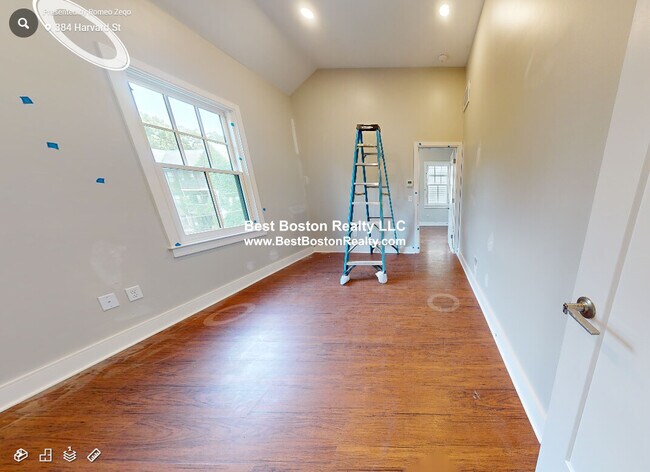 Building Photo - 384 Harvard St