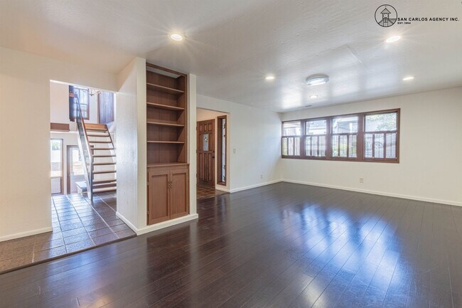 Foto del edificio - Three Bedroom Three Bath Home in Monterey with Ocean Views