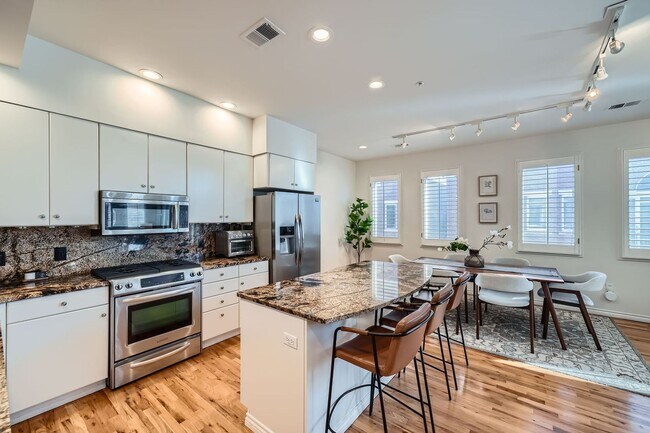Building Photo - Gorgeous Cherry Creek Townhome - 2 bed 2 bath with 1 car garage