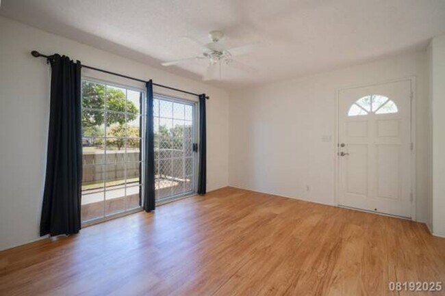 Foto del edificio - Bright and Cozy 2BR/1BA/1PKG unit in Royal...
