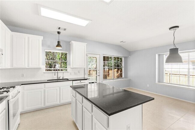 Foto del edificio - 10708 Sycamore Hills Rd