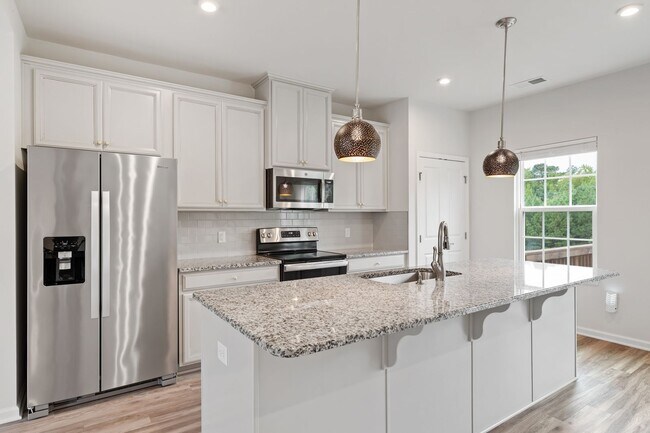 Building Photo - Beautiful 3 bedroom, 2.5 bath townhome in ...