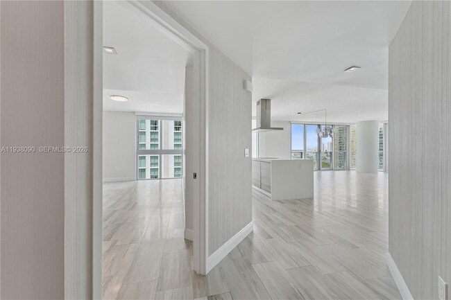 Foto del edificio - 300 Sunny Isles Blvd
