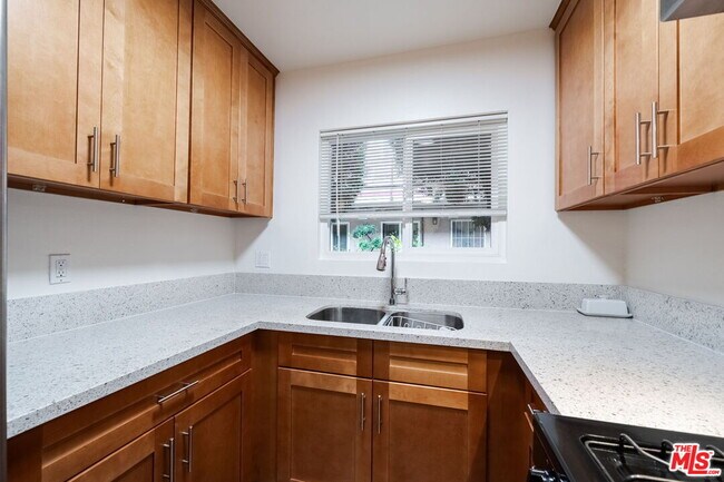 Foto del edificio - 13343 Victory Blvd