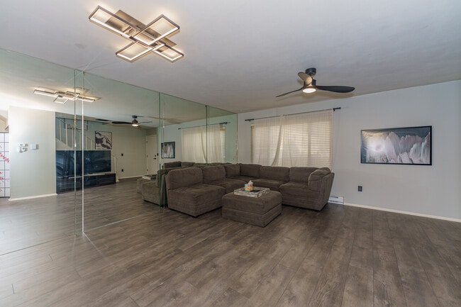 Building Photo - 404 Chatham Ct