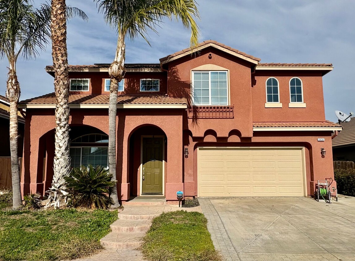 Foto principal - Beautiful 4 Bedroom 3 Full Bath Home in Th...