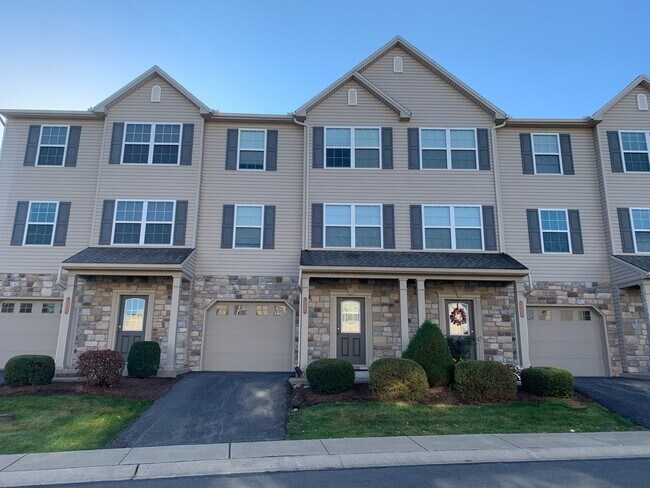 Foto del edificio - 3 Bedroom 3 Story 2.5 Bathroom Town-Home F...