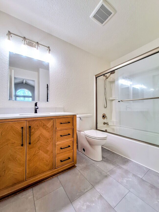 Foto del edificio - Beautiful Second Floor 3bd Condo w/Detached Garage & Pool