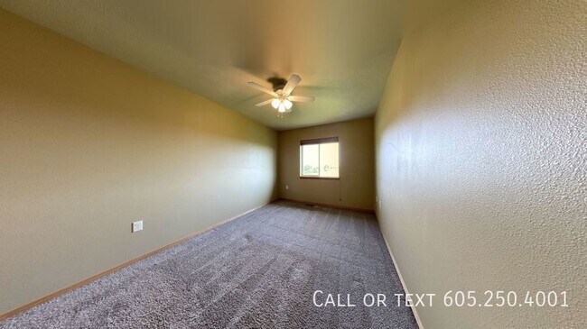 Foto del edificio - 2 Bedroom 1.5 Bathroom Townhome w/ a Doubl...