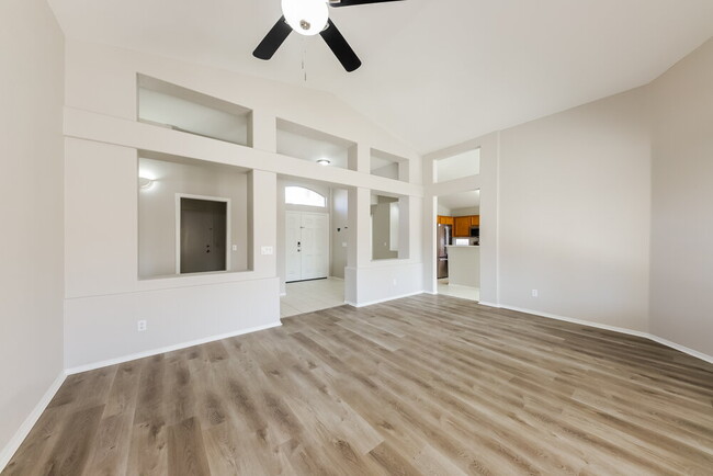 Foto del edificio - 8819 W Kings Ave
