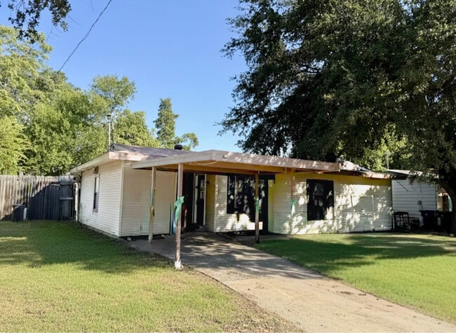 Building Photo - 5860 Tracyne Dr