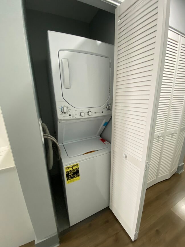 Building Photo - 170 Putnam St