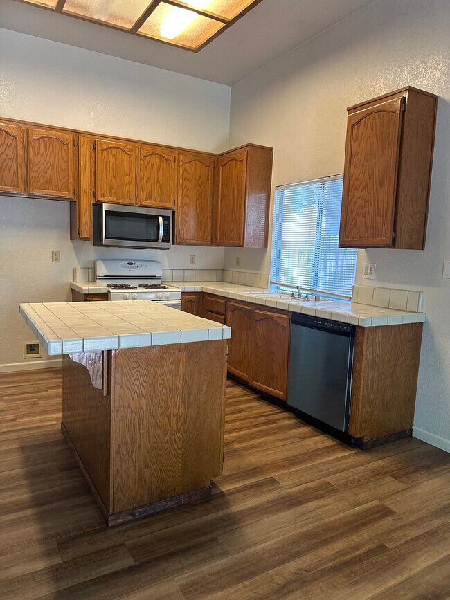 Building Photo - 643 Lunardi Way