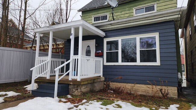 Foto del edificio - More Space Than Most Rentals — Three Bedroom Single-Family Home in Olean NY!