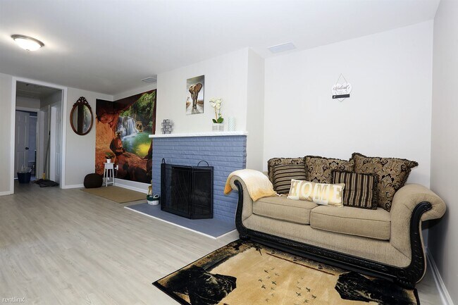 Building Photo - 3 br, 1.5 bath House - 413 North Hewitt Ro...
