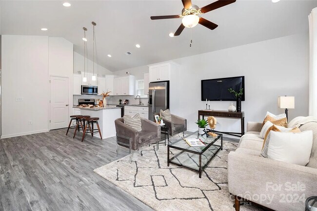 Foto del edificio - Room in House on Oakwood Rd