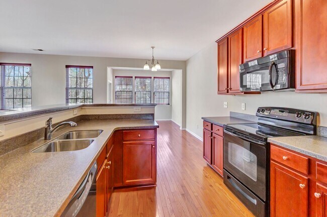 Foto del edificio - Spacious townhouse in Tranquil Hill Planta...