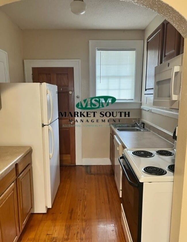 Building Photo - *APPLICATION PENDING!! MIDTOWN APARTMENT