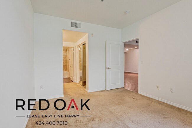 Foto del edificio - ~1 Month FREE~ Stunning Two Bedroom with a...