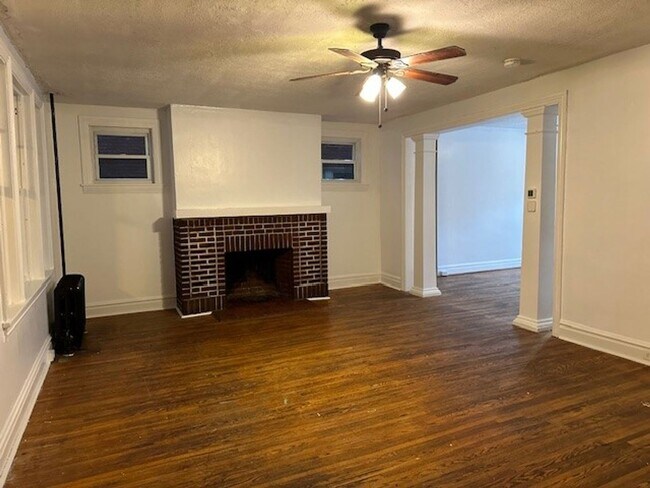 Building Photo - 3 Bedrooms With Bonus Room 1 Bathroom Dupl...