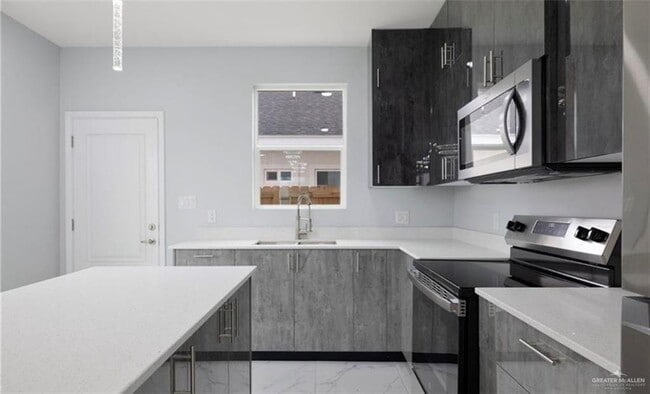 Foto del edificio - 18 South Dr