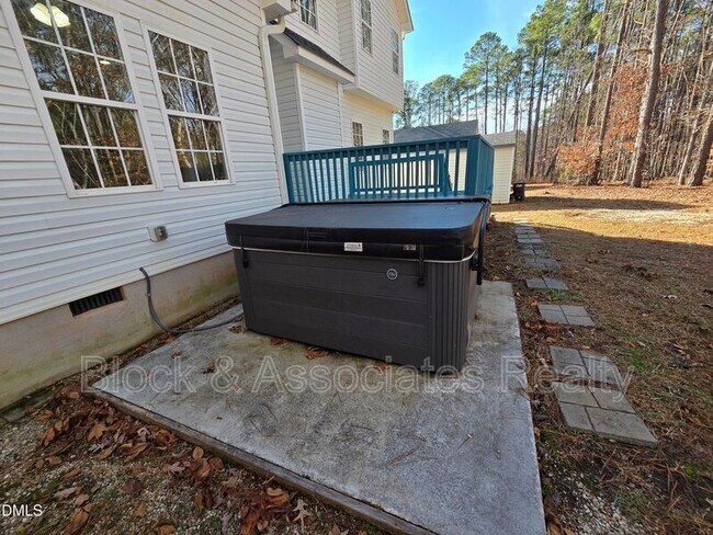 Building Photo - 143 Rawhide Dr